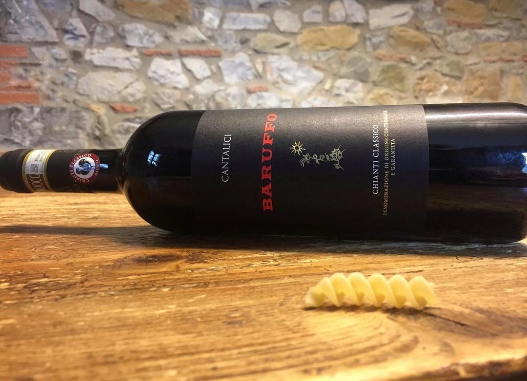 Una bottiglia di Chianti Classico Baruffo di Cantalici e una pasta di nostra produzione