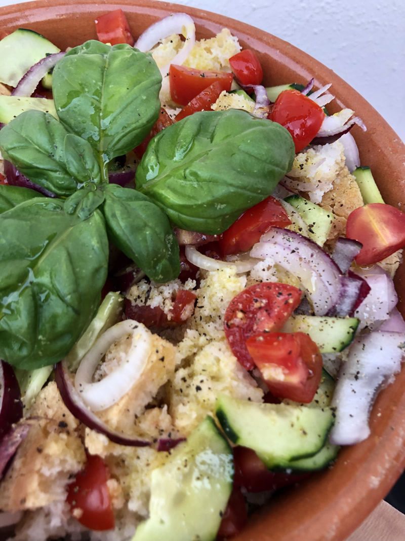 Panzaella di nonna Pippi da abbinare con il rosato Petali Cantalici